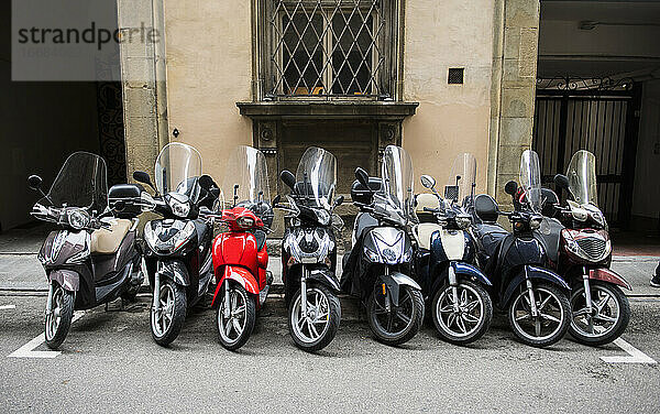 Reihe von geparkten Motorrollern in Florenz