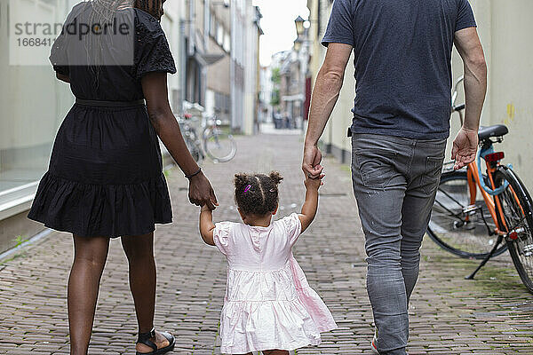 Eine gemischtrassige Familie auf Wanderschaft in einer niederländischen Stadt