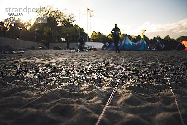 An einem Kiteboarding-Drachen befestigte Leinen liegen an einem Strand in Boston
