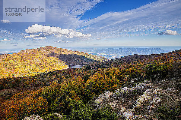 Sonniger Tag in einem spanischen Montseny-Gebirge in bunter Herbstzeit