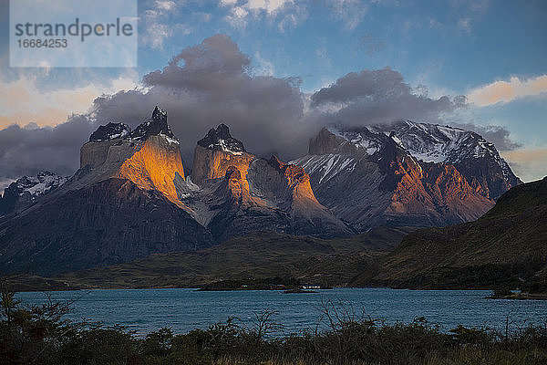 Sonnenaufgang im Torres del Paine-Nationalpark in Patagonien