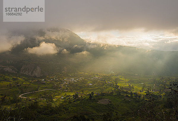 Mystisches Licht über dem Tal  Ambato  Tungurahua  Ecuador