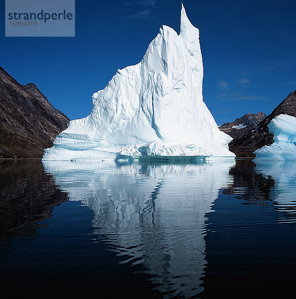 Eisberg schwimmt in einem stillen Fjord in Ostgrönland