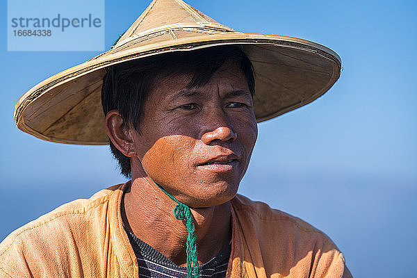 Nahaufnahme eines Intha-Fischers gegen den klaren blauen Himmel  Inle-See  Nyaungshwe  Myanmar
