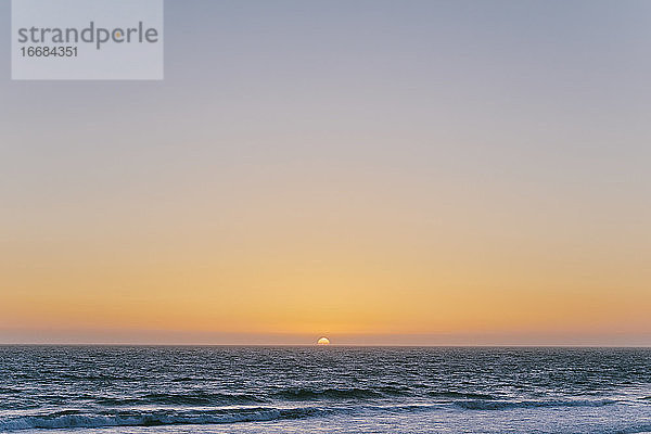 Sonnenuntergang über dem Pazifischen Ozean in Baja  Mexiko.