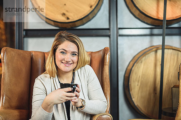 Glückliche Frau im Cafe