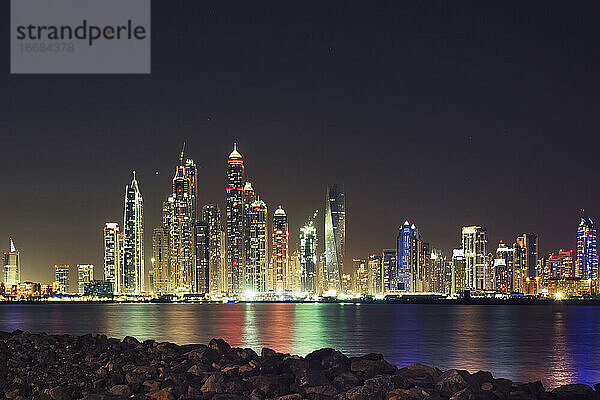 Dubai Marina Blick auf die Wolkenkratzer am Abend