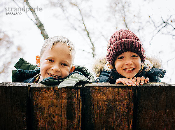 Geschwister  Freunde im Wald  die fröhlich zusammen lächeln