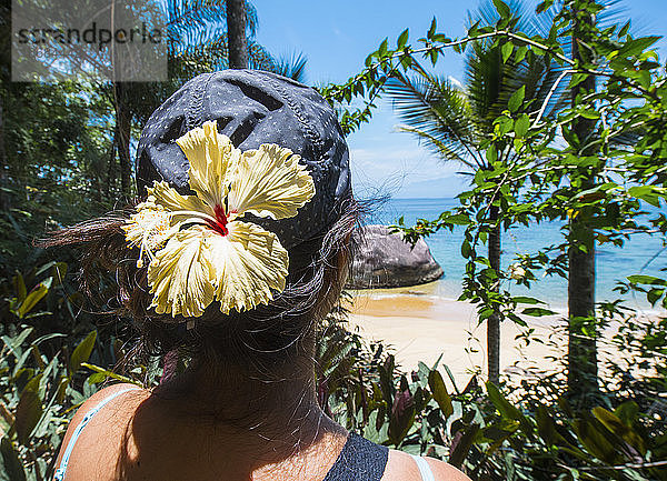 Frau erkundet leeren Strand auf der tropischen Insel Ilha Grande