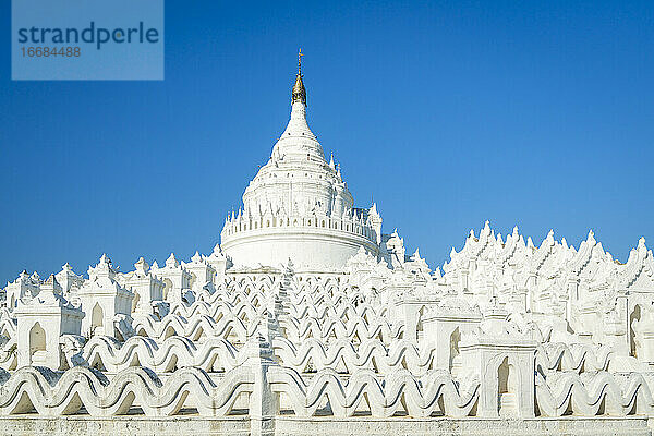 Außenansicht der weißen Hsinbyume-Pagode bei klarem Himmel  Mingun  Mandalay  Myanmar