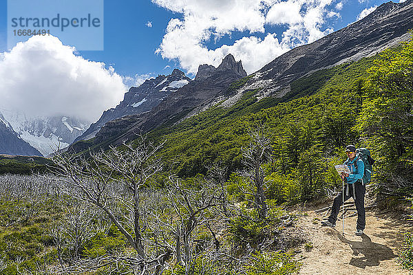 Frau beim Wandern im Andengebirge in Richtung Cerro Torre