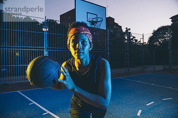 Lateinamerikanische und afrikanische Frauen spielen Basketball