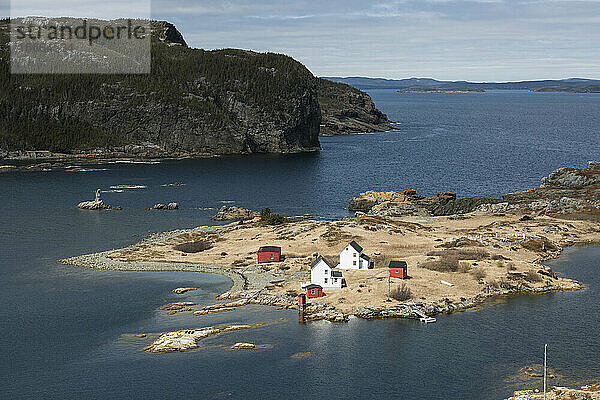 Häuser auf einer Insel mit dem Meer im Hintergrund