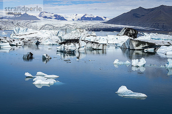 Blick auf schwimmende Eisberge in der Gletscherlagune Jokulsarlon  Island