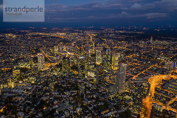 Circa November 2019: Unglaublicher Blick aus der Luft über Frankfurt am Main  Deutschland Skyline bei Nacht mit Lichtern der Stadt