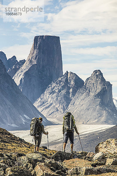 Zwei Bergsteiger genießen die Aussicht auf den Berg Asgard während ihres Anflugs.