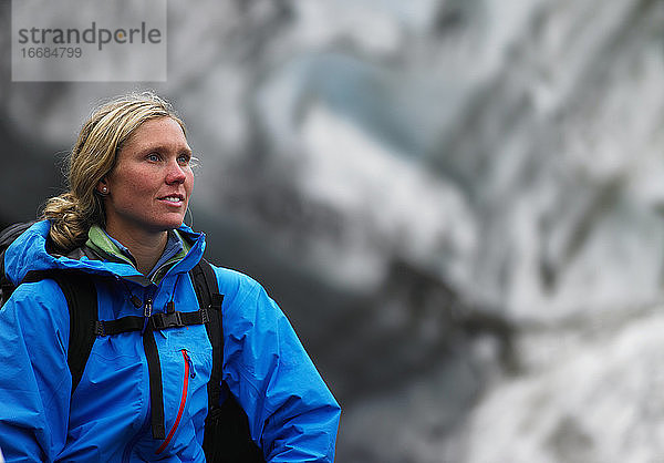 Porträt einer jungen Frau auf dem Hrafntinnusker-Gletscher in Island