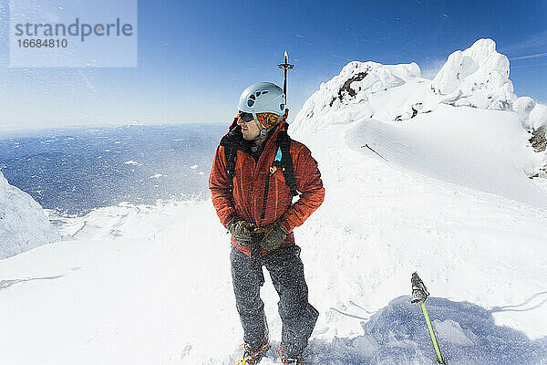 Ein Mann klettert vom Gipfel des Mt. Hood in Oregon herunter.