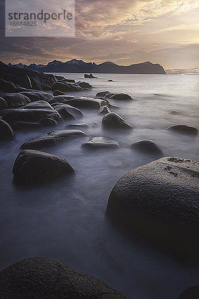 Felsen und Wasser am Strand von Vareid auf den Lofoten