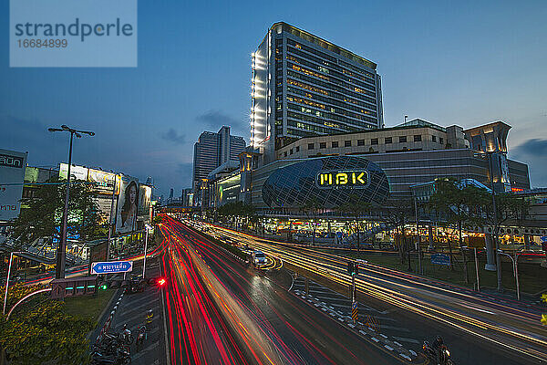 Verkehr an einer belebten Kreuzung in Bangkok