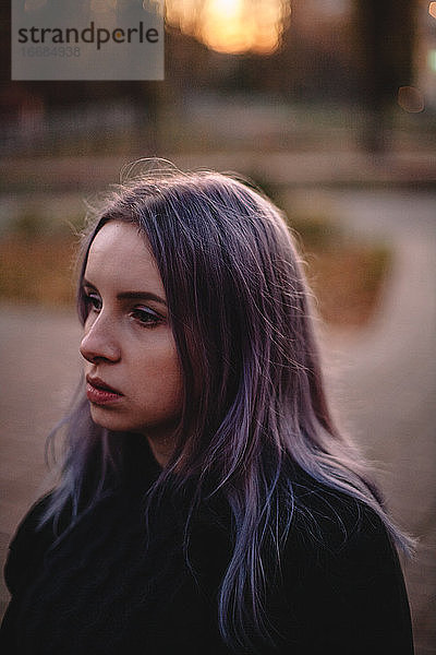 Porträt einer jungen Hipster-Frau mit violettem Haar im Herbst
