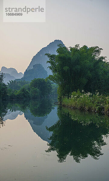 Sonnenuntergang auf dem Fluss Li in der Nähe von Yangshua in China