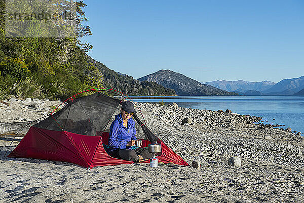 Frau entspannt sich im Camp am Nahuel Huapi See in Patagonien