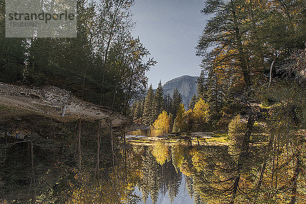Reflexion auf dem Fluss mit Wald und Half Dome Hintergrund in Yosemite