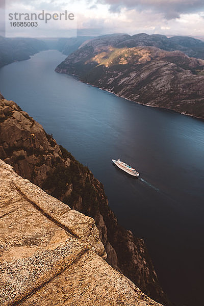 Draufsicht auf ein Kreuzfahrtschiff  das zwischen den Fjorden in Norwegen kreuzt
