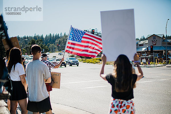 Friedliche Demonstrationen im ländlichen Grass Valley  Kalifornien Protest