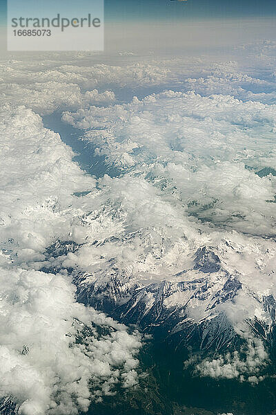 Luftaufnahme der schneebedeckten Alpen aus dem Flugzeug