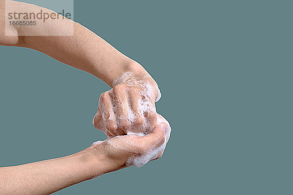 Hygiene-Konzept. Frau wäscht Hände mit Seife