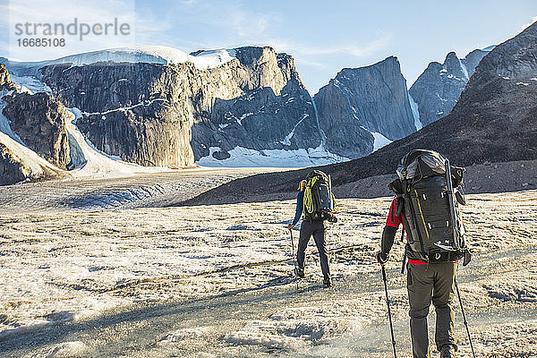 Rückansicht von zwei Bergsteigern  die den Auyuittuq-Nationalpark erkunden