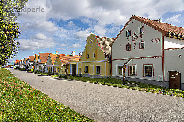 Historische Häuser im Reservat Holasovice Historal Village. Sie repräsentieren den ländlichen Barockstil  UNESCO  Holasovice  Südböhmische Region  Tschechische Republik