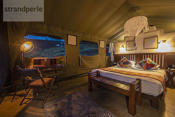 Schlafzimmer in einem Luxuscamp im Hochland von Sri Lanka