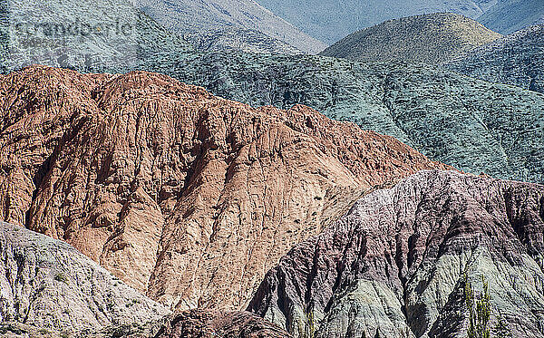 farbenfrohe Kalksteinberge in Jujuy / Argentinien