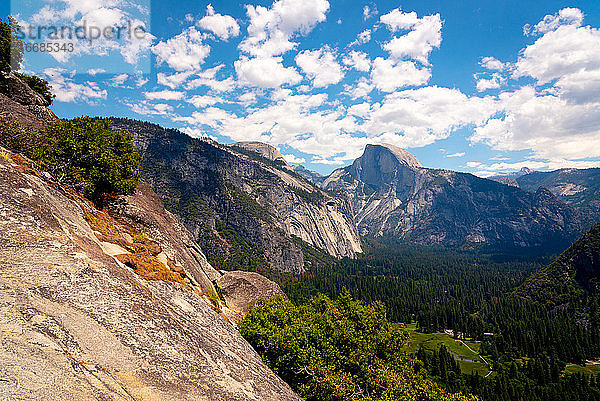 Half Dome erhebt sich über das Yosemite Valley