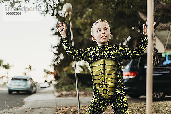 Kleiner Junge als Seeungeheuer verkleidet  der an Halloween im Kostüm spielt