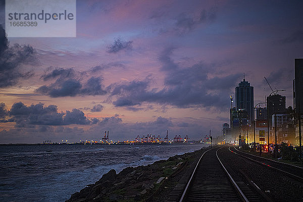 Eisenbahnschienen neben dem Meer in Colombo / Sri Lanka