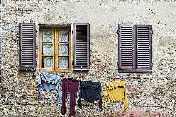 Wäsche  die zum Trocknen draußen hängt  in Florenz / Toskana