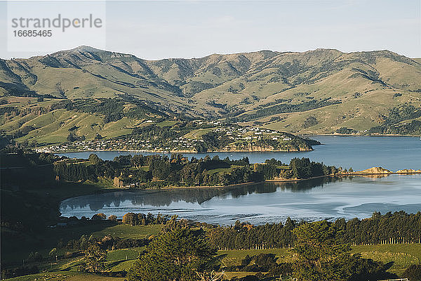 Ufer Halbinsel verzweigte Flüsse bei Akaroa in Canterbury  Neuseeland.