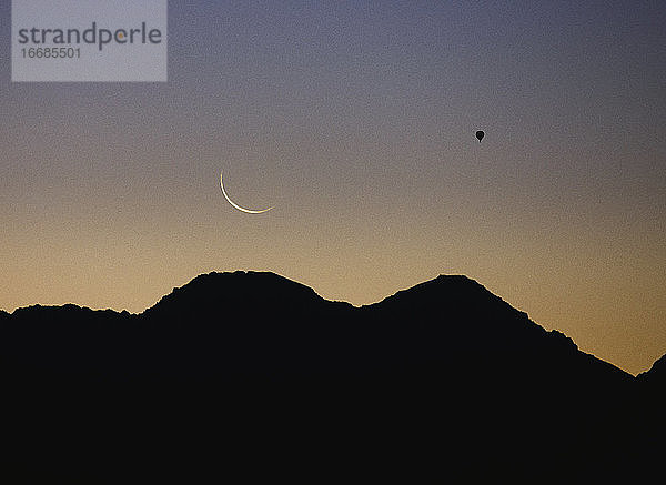 Blick auf den Mond und einen Ballon über dem Andengebirge in Mendoz