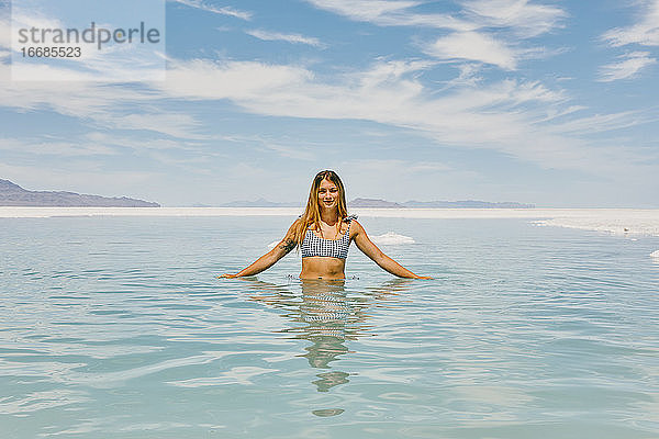 Junge Frau im Badeanzug bei der Erkundung der Bonneville Salt Flats.