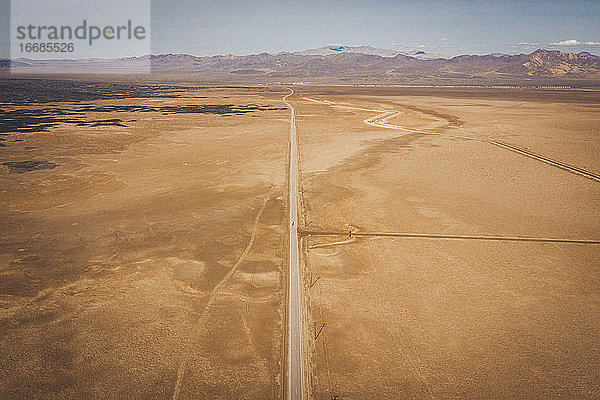 Eine einsame Straße durch die kalifornische Wüste von oben
