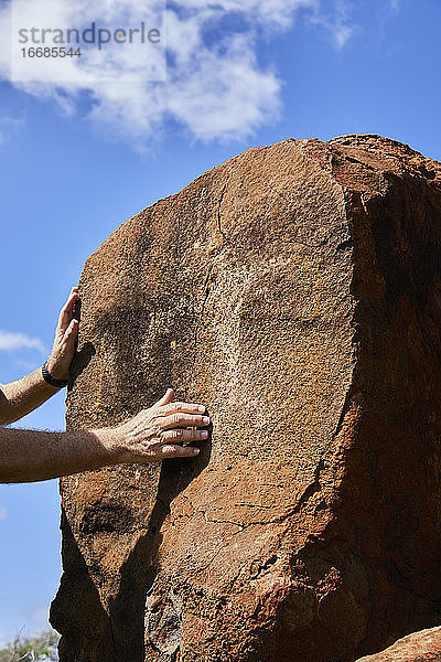 Petroglyphe auf Wanderung in Lanai  Hawaii