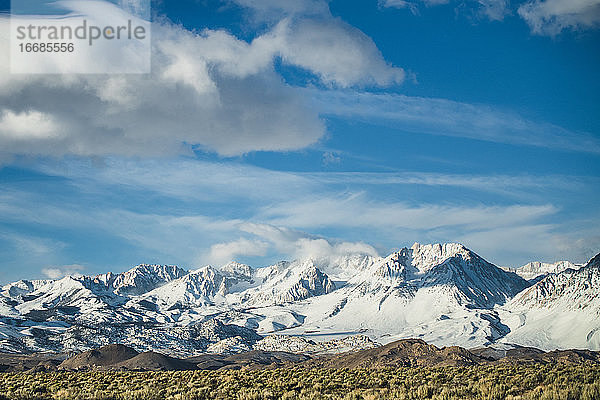 Blick auf die Eastern Sierras bei Sonnenaufgang von den Tablelands aus.