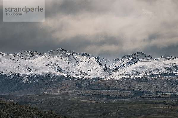 Schroffe alpine Berge mit schneebedeckten Gipfeln auf der Südinsel Neuseelands