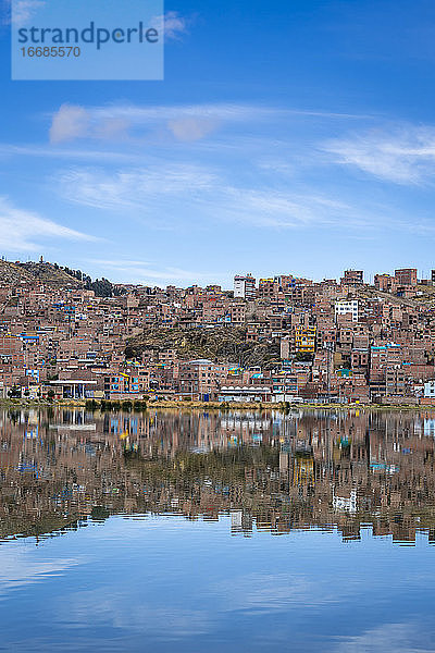 Spiegelungen von Häusern in Puno  Titicacasee  Peru