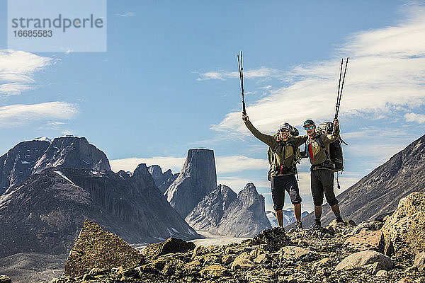 Porträt von zwei Rucksacktouristen auf einem Bergkamm am Akshayak-Pass