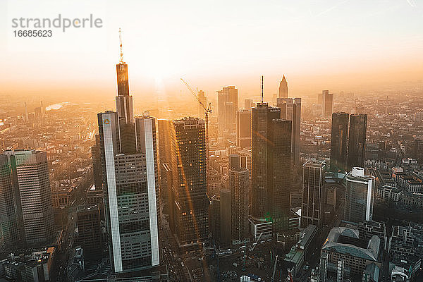 Unglaubliche Ansicht von Frankfurt am Main  Deutschland Skyline in auf Hazy Winter Morgen in schönen Sonnenaufgang Licht